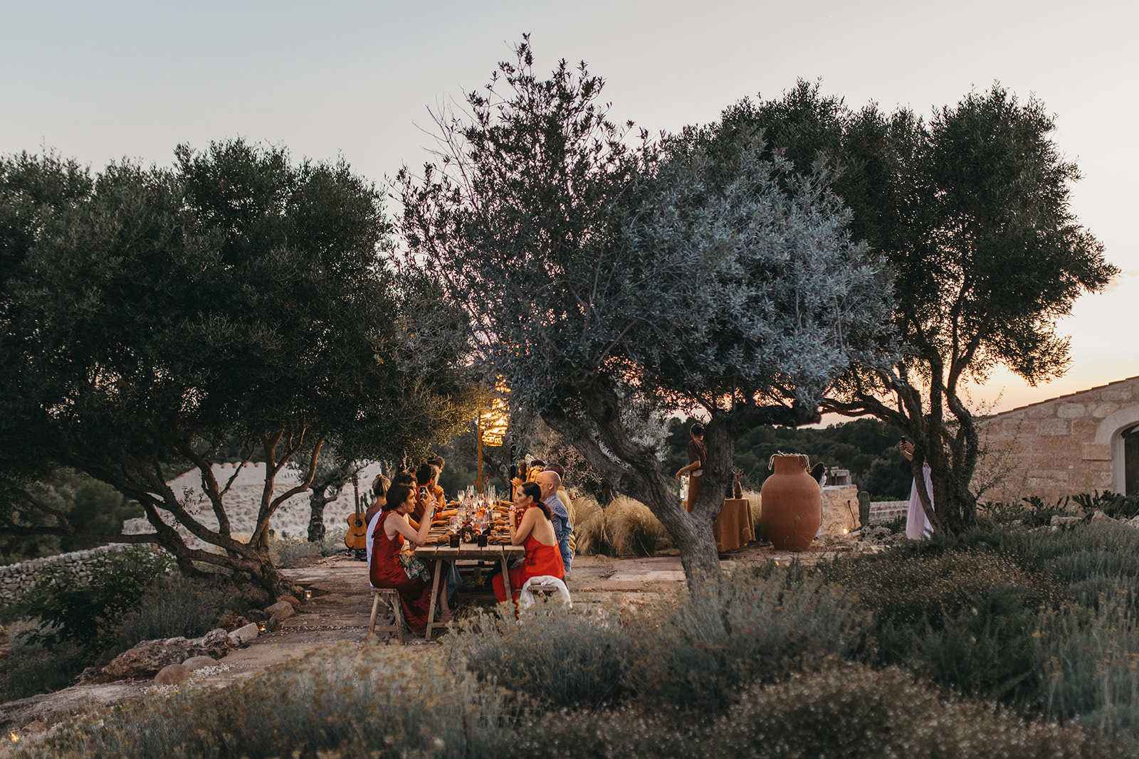 Lange gemeinsame Tafel im Son Blanc Farmhouse
